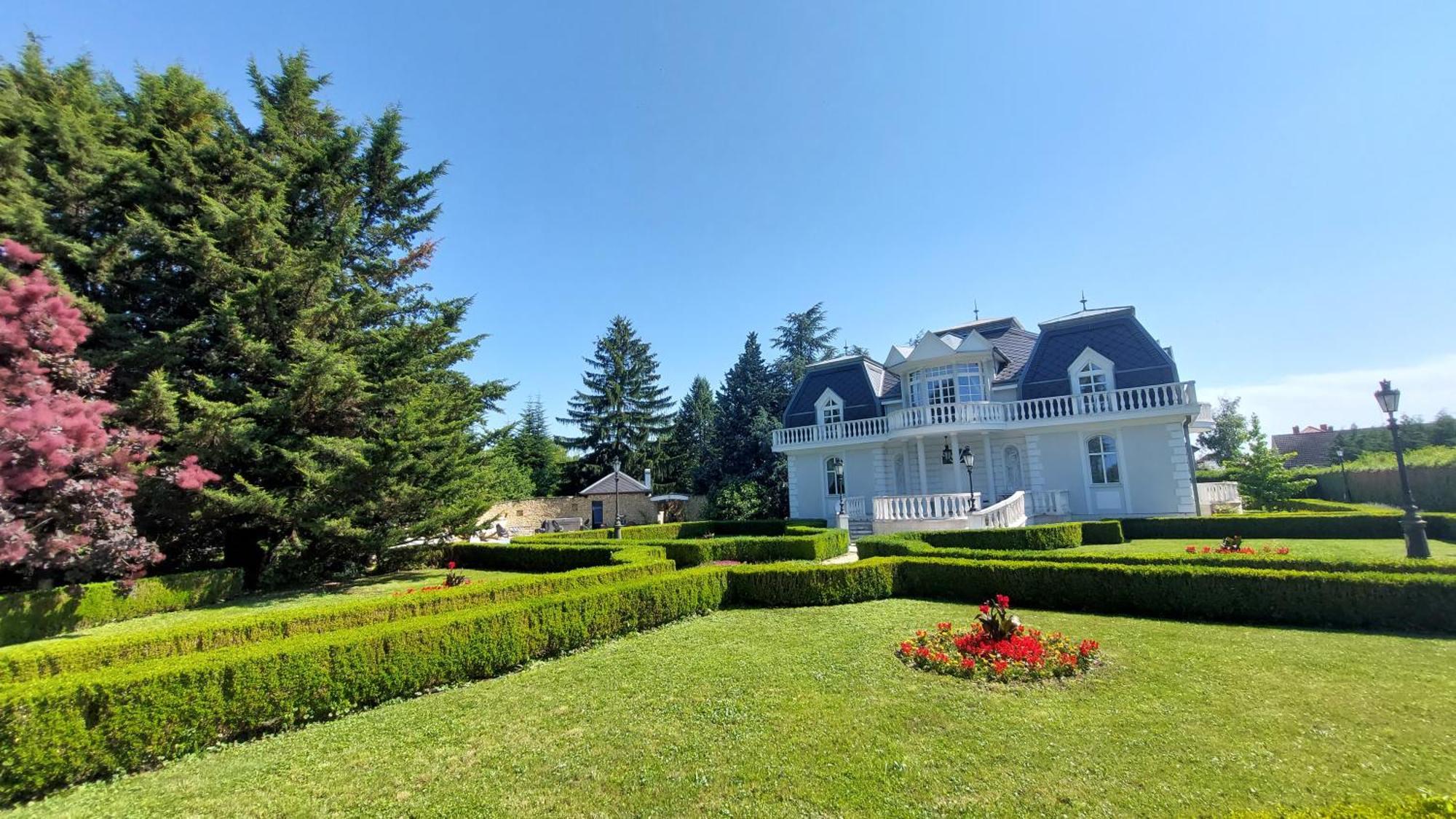 Castle Garden *** Apartment Szombathely Bagian luar foto